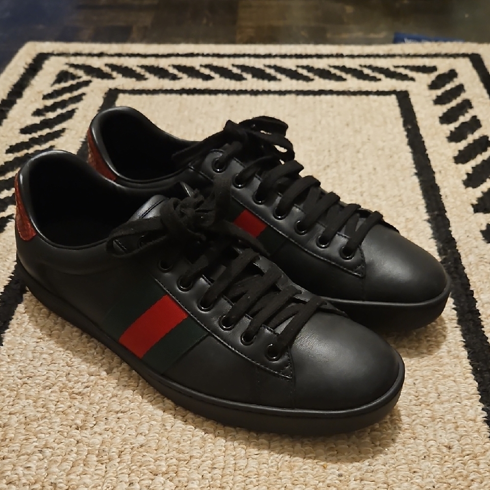 Gucci Men's Black Sneakers with Red and Green Accents